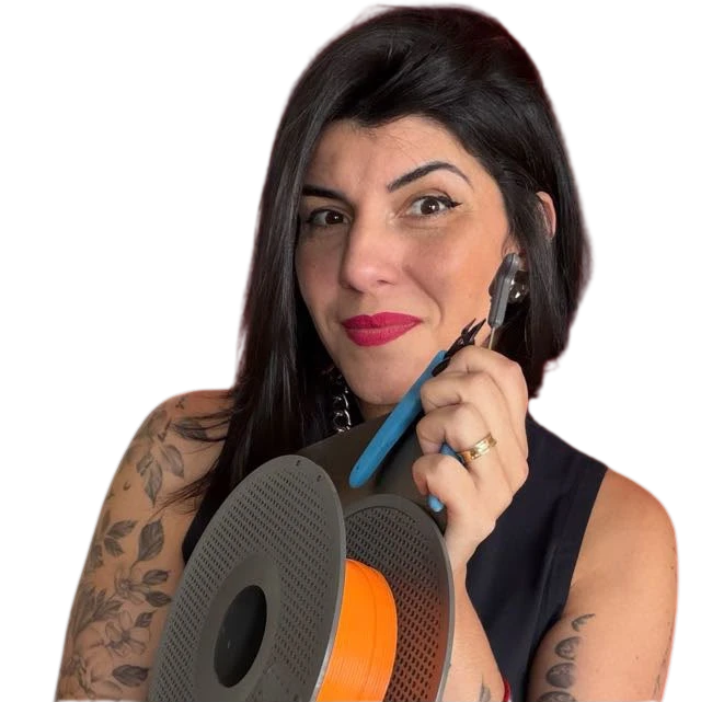 Caroline Cardoso segurando produtos impressos em 3D